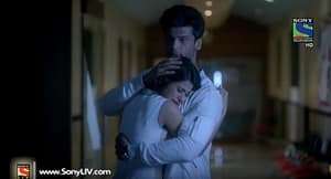 Beyhadh – 9. epizoda - Arjun smesti Mayi a potom je izbavi iz lifta, ona ga čvrsto zagrli!