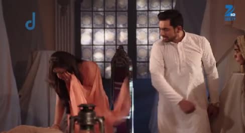 Ek Tha Raja Ek Thi Rani (85. ep.) 19.11.2015. – Rana ji ošamari Gayatri i zaključa je u sobu!