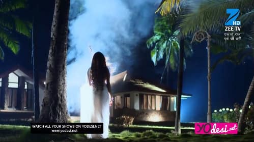 Ek Tha Raja Ek Thi Rani (421. ep.) 09.03.2017. – Rani se pojavljuje pored prozora Rajine i Nainine sobe, mačka se pretvara u ženu!