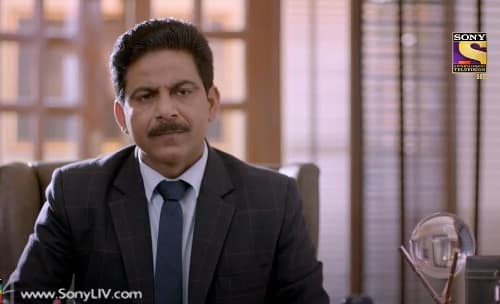 Yeh Pyaar Nahi Toh Kya Hai – 23. epizoda – Prabhakar sumnja da neko stoji iza pada aviona!