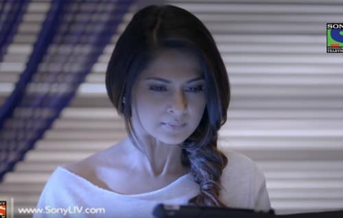 Beyhadh – 5. epizoda - Maya na sigurnosnim kamerama vidi da Arjun ispija pivo sa kolegama na poslu!
