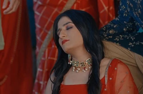 Mehndi Hai Rachne Waali – 218. epizoda - Iša iscenira da je pala u nesvest kako bi joj Ragav prekinuo post!